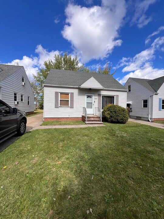 15401 Benhoff Dr in Maple Heights, OH - Building Photo