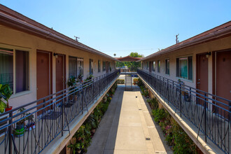 Walnut in Baldwin Park, CA - Foto de edificio - Building Photo