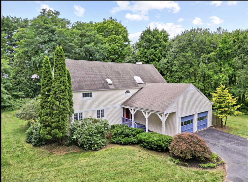 95 Old Farms Rd in Simsbury, CT - Building Photo