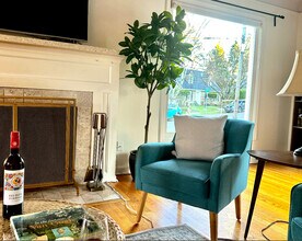 605 SW Moss St in Portland, OR - Building Photo - Building Photo