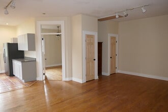 145 S Columbia Dr, Unit B in Decatur, GA - Building Photo - Building Photo