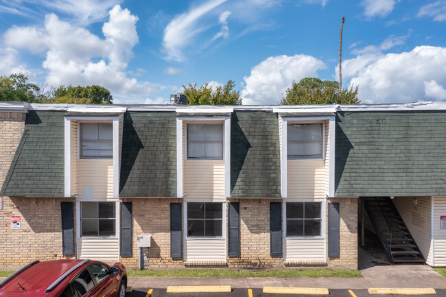 Courtyard Estates in Beaumont, TX - Building Photo - Building Photo