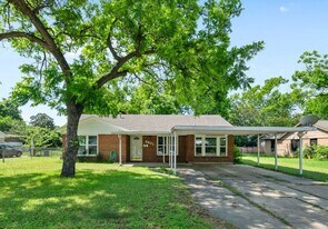 5601 N Schilder Dr in River Oaks, TX - Building Photo