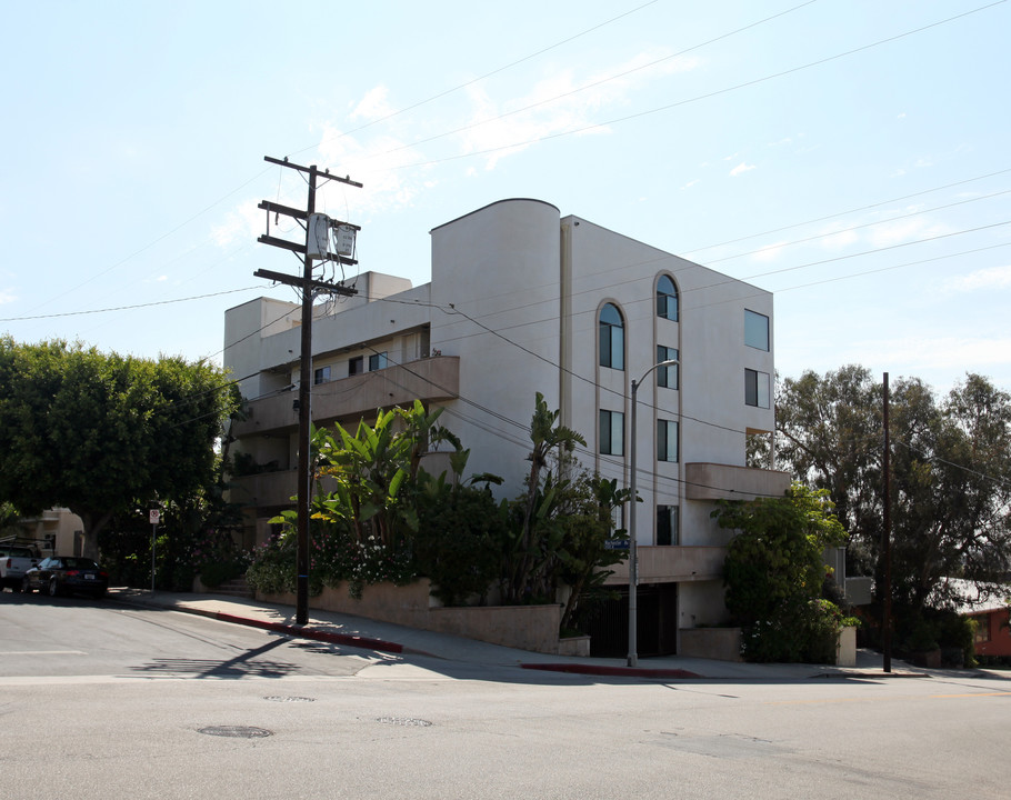 11558 Rochester Ave in Los Angeles, CA - Building Photo