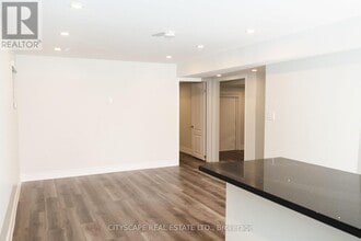 812 Magnolia Tsse. in Milton, ON - Building Photo - Building Photo