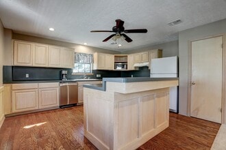5205 Orange St in Pearland, TX - Building Photo - Building Photo