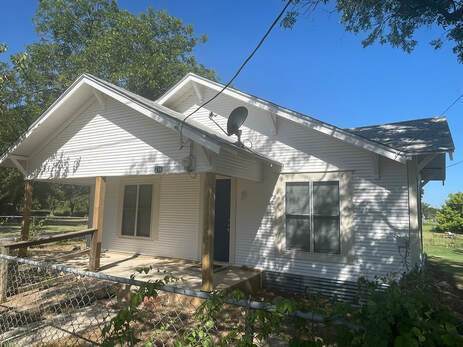 216 S Weatherford St in De Leon, TX - Building Photo