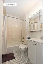 301 E 45th St in New York, NY - Foto de edificio - Building Photo