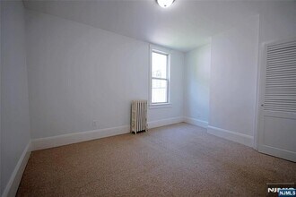 154 Undercliff Ave, Unit 5 in Edgewater, NJ - Foto de edificio - Building Photo