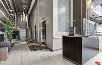 645 W 9th St, Unit 407 in Los Angeles, CA - Foto de edificio - Building Photo
