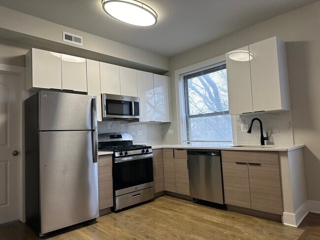 property at 2346 W Wilson Ave