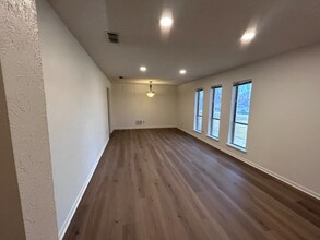 902 Walnut St in Royse City, TX - Foto de edificio - Building Photo