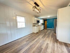 802 Burks Hill Rd in Bedford, VA - Foto de edificio - Building Photo