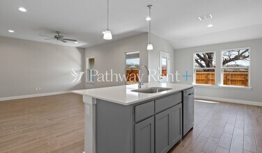 1725 Reverie Rd in Burleson, TX - Foto de edificio - Building Photo