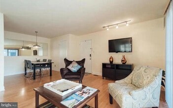 905 Woodhollow Dr in Evesham, NJ - Building Photo - Building Photo