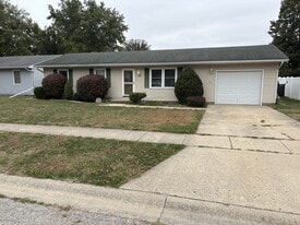 402 Rolling Green Dr in Mount Zion, IL - Building Photo