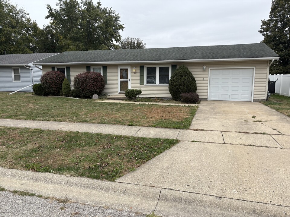 402 Rolling Green Dr in Mount Zion, IL - Building Photo