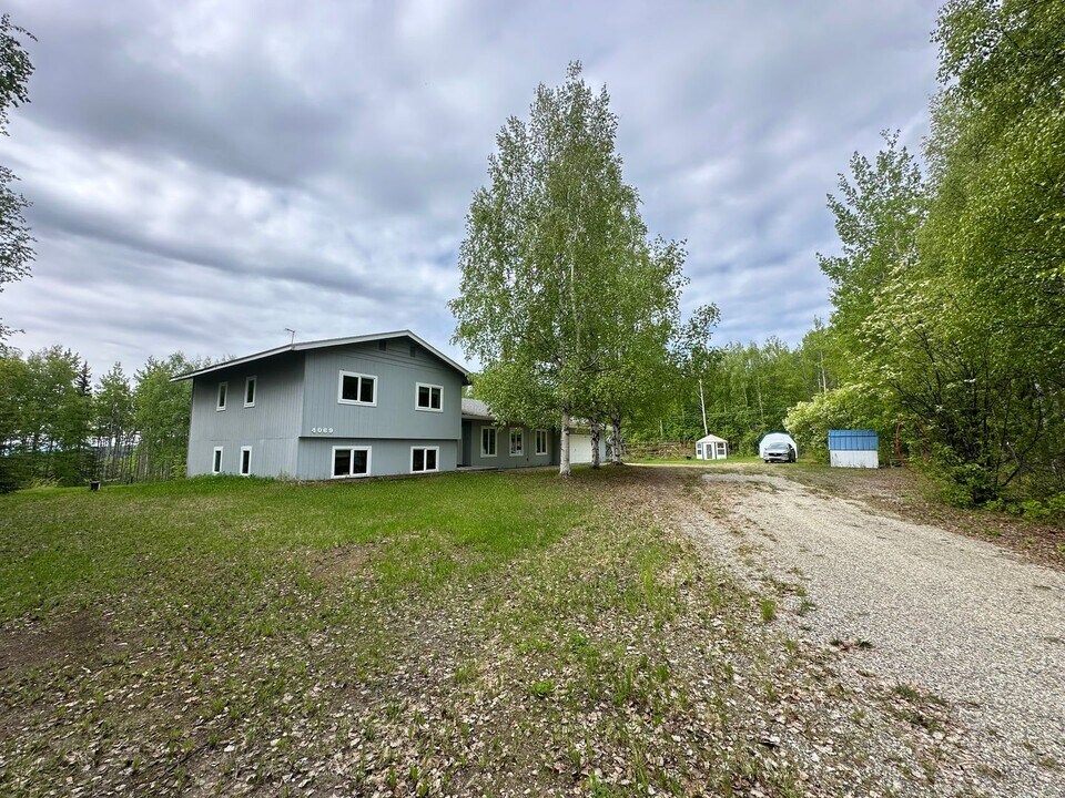 4069 Old Wood Rd in Fairbanks, AK - Building Photo