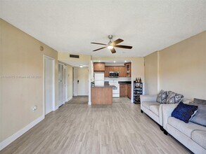 4152 Inverrary Dr in Lauderhill, FL - Building Photo - Building Photo