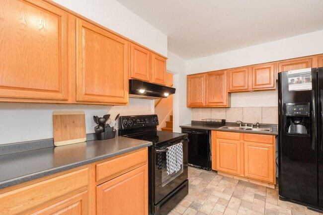 8806 W 71st Terrace in Overland Park, KS - Foto de edificio - Building Photo