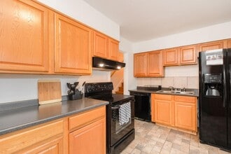 8806 W 71st Terrace in Overland Park, KS - Foto de edificio - Building Photo