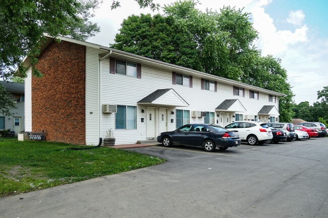 Sundale Townhomes in Sun Prairie, WI - Foto de edificio - Building Photo