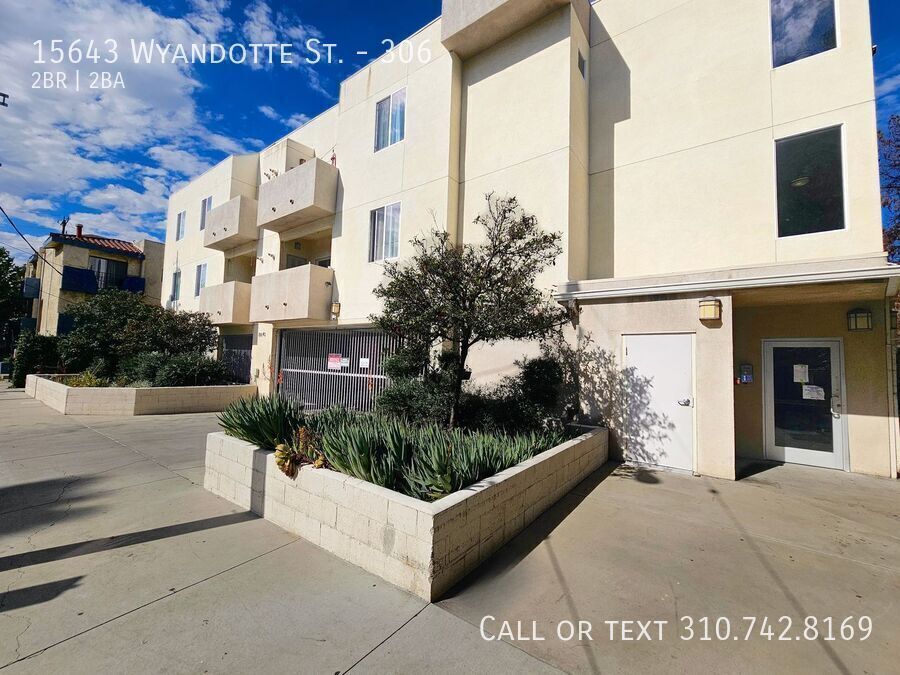 15643 Wyandotte St in Los Angeles, CA - Building Photo