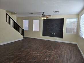 211 Duck Hollow Ave in Las Vegas, NV - Building Photo - Building Photo