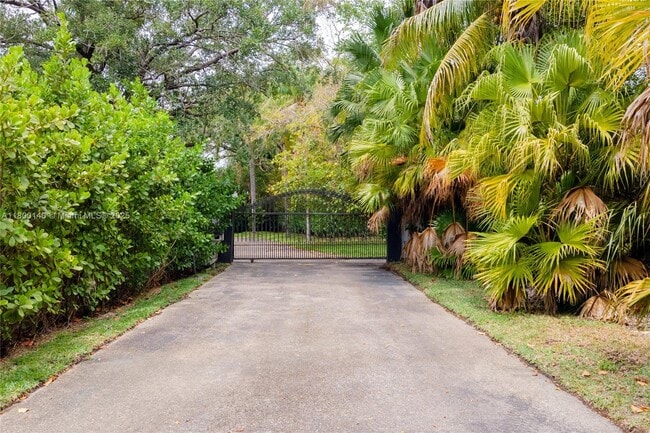7300 SW 77th Ave in Miami, FL - Building Photo - Building Photo