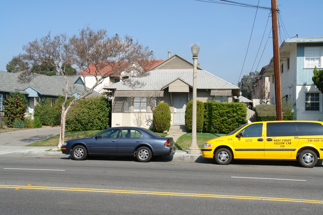 1003 E Chevy Chase Dr in Glendale, CA - Building Photo - Building Photo