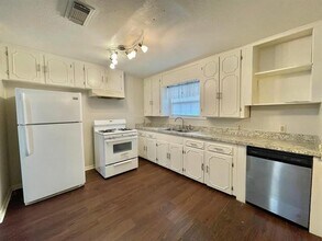 1502 W 7th St in Freeport, TX - Building Photo - Building Photo
