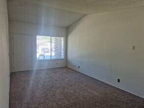 4020 Tricia Way in North Highlands, CA - Foto de edificio - Building Photo