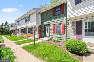 933 E Maple St in Palmyra, PA - Building Photo - Building Photo