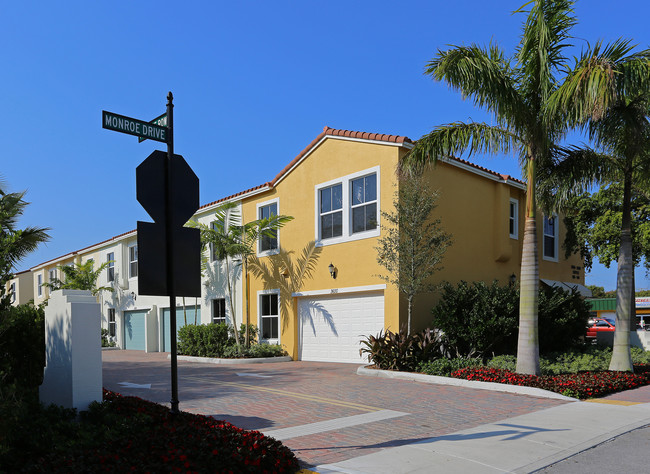 Villas On Antique Row in West Palm Beach, FL - Foto de edificio - Building Photo