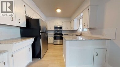 73 Laval Ct W in Lethbridge, AB - Building Photo - Building Photo