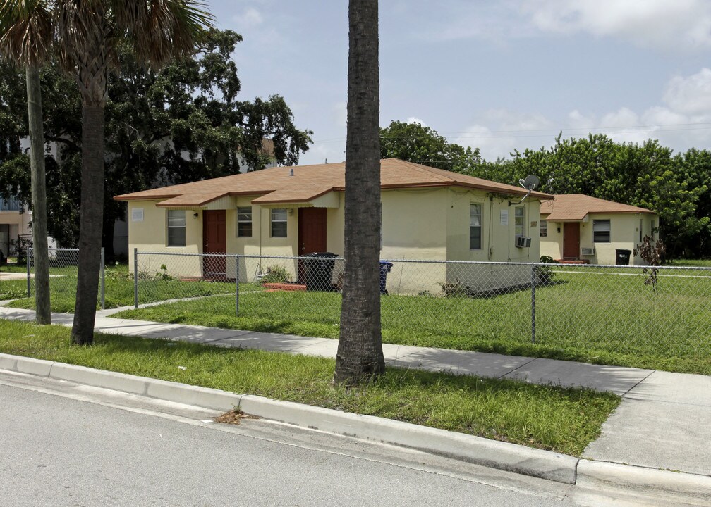 1886-1890 NE 161 St in Miami, FL - Building Photo