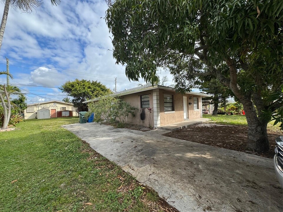 201 NE 35th St in Oakland Park, FL - Building Photo