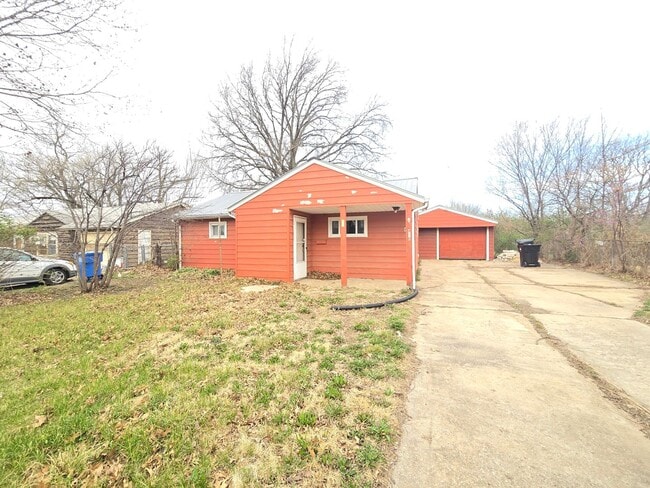 property at 416 SE Pinecrest Dr