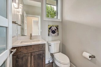 1315 Northwest Mount Washington Drive in Bend, OR - Foto de edificio - Building Photo