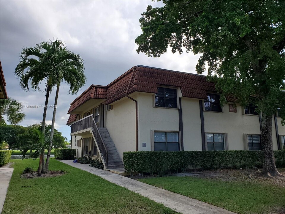 469 NW 100th Pl in Pembroke Pines, FL - Building Photo