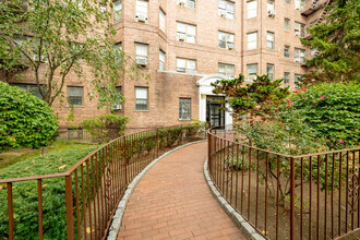 61-41 Saunders St in Rego Park, NY - Building Photo - Building Photo