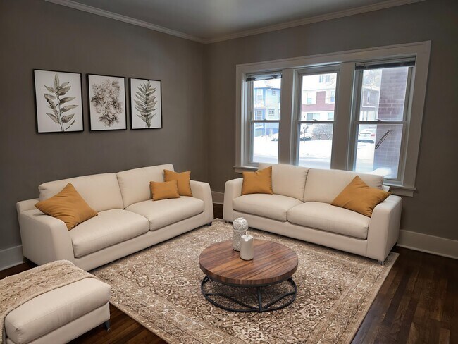 1026 Lakepointe St, Unit 1 in Grosse Pointe Park, MI - Building Photo - Building Photo