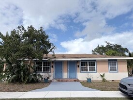 213 SE 9th St in Delray Beach, FL - Building Photo