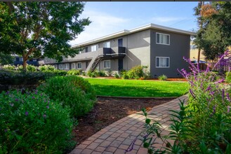 Garden Court Apartments in Alameda, CA - Building Photo - Building Photo