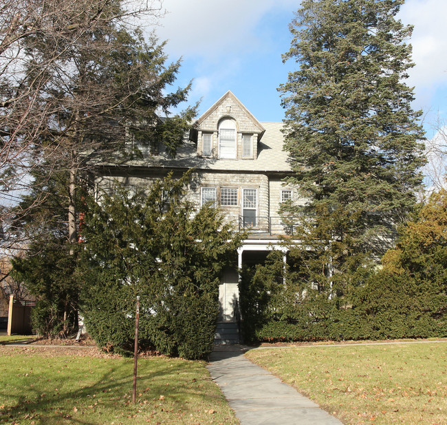 131 Albany Ave in Kingston, NY - Foto de edificio - Building Photo