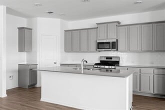 325 Escondido Cir in San Marcos, TX - Foto de edificio - Building Photo