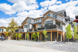 1418 2 Av in Canmore, AB - Building Photo