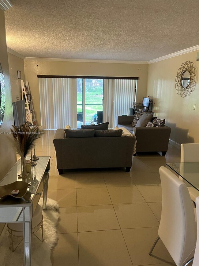 451 Ives Dairy Rd in Miami, FL - Building Photo - Building Photo