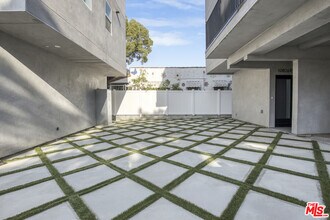 10826 1/4 Hesby St in Los Angeles, CA - Foto de edificio - Building Photo