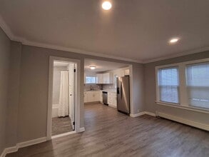 4 Embroidery St in Sayreville, NJ - Foto de edificio - Building Photo